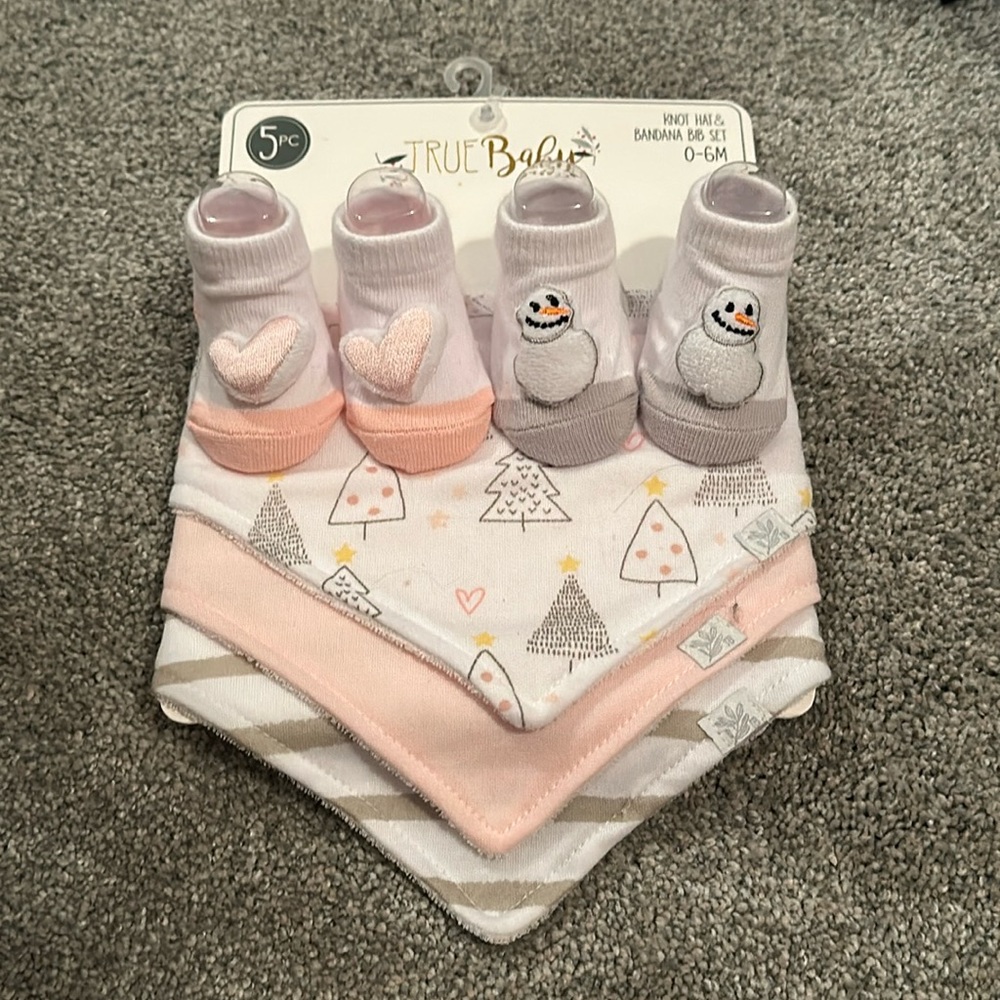 0-6m winter sock and bandana bib set